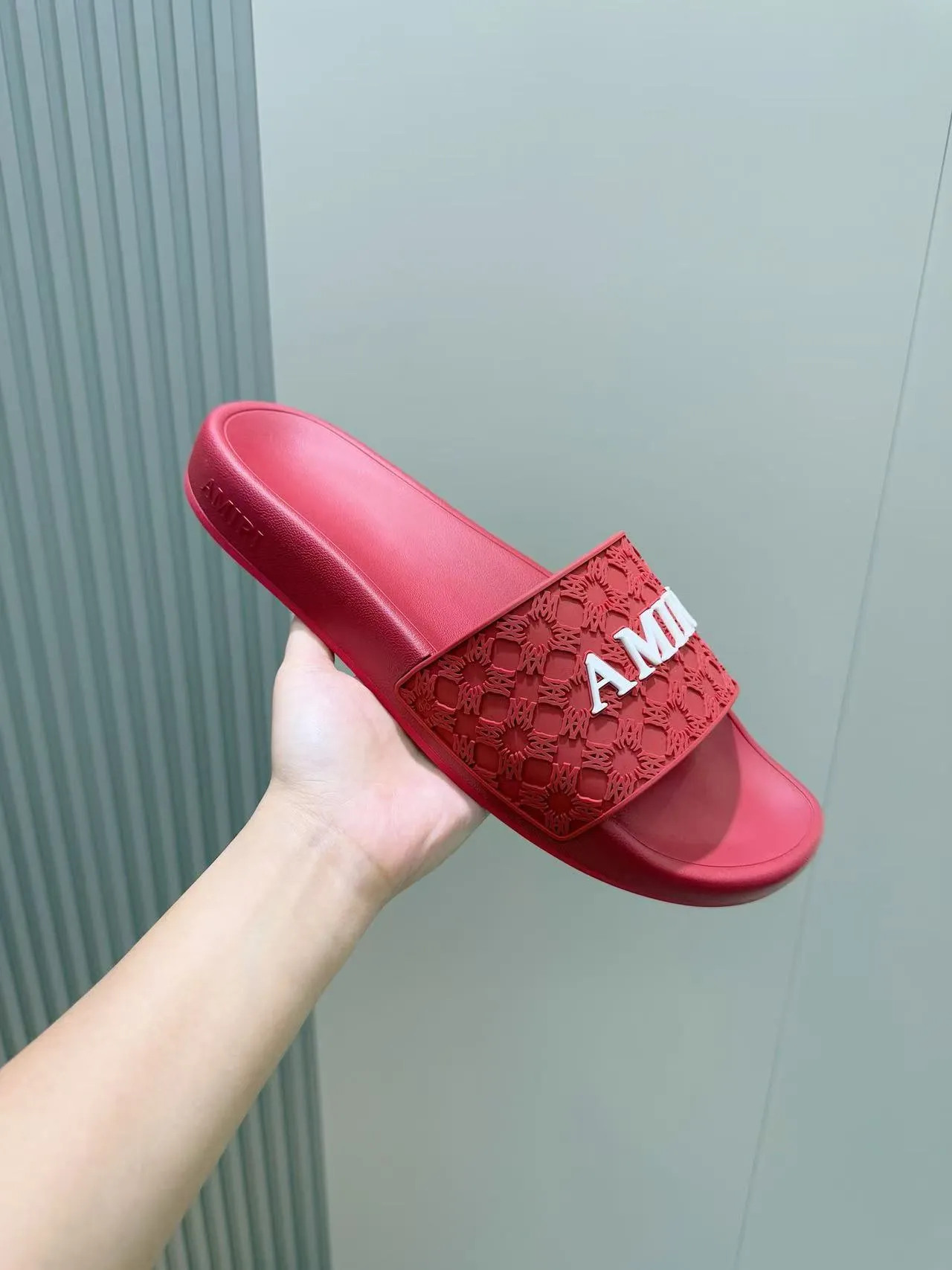 [AMIRI* Emil] P: 300💰 Size: 39-45 Official website new original 1:1 AMIRI* Emil classic men's slippers, high-end boutique, original material, TPU upper, foam bottom, fine workmanship, casual, loose and comfortable, a must-have in summer.